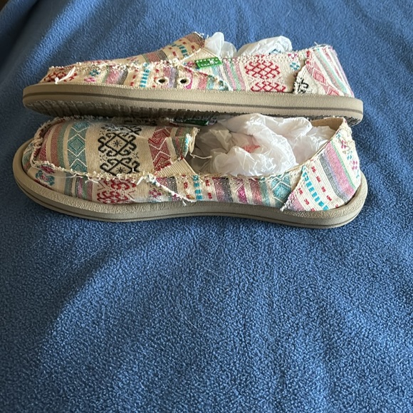 BNWOB SANUK - Picture 2 of 6